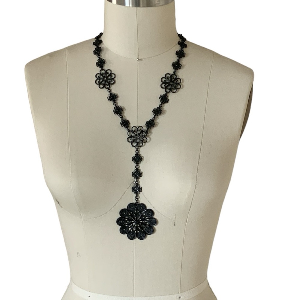 Adjustable black Y necklace with flower detail
